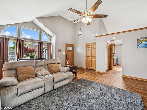 3rd image of 132 Pembroke Dr W