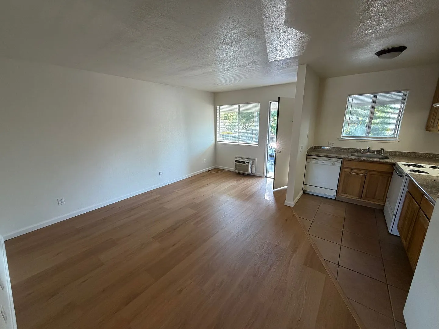 1 bed / 1 bath | Upstairs one bedroom apartment in Oak Park — Photo 3