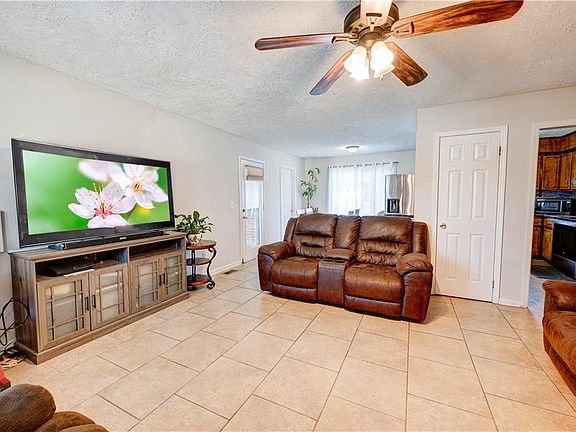 2nd image of 320 Chiefvan Ter NE