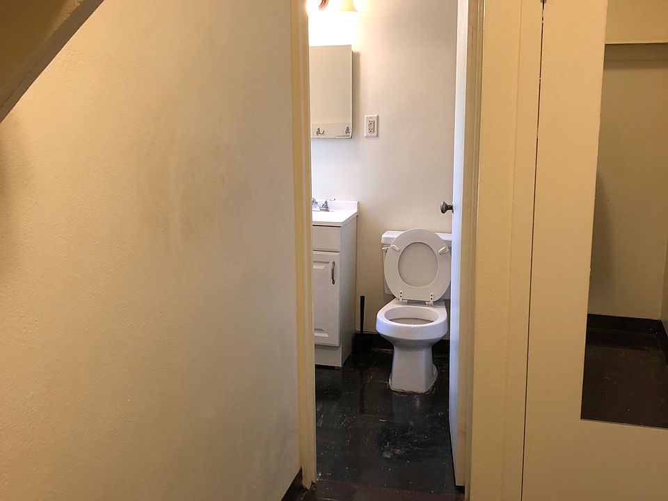 1st image of 511 University Ave SE #1