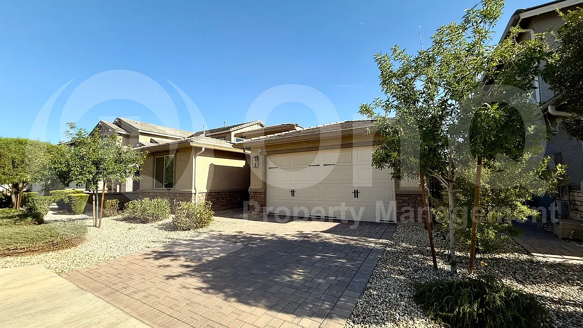 3 bed, 2.0 bath, 2006 sqft, $2,400 — Photo 2