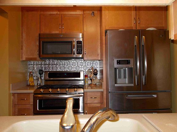 3rd image of 2039 Burbridge Ln