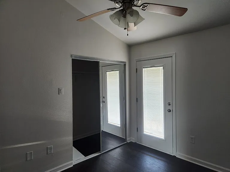 434 Longwood Ct #D — Photo 11