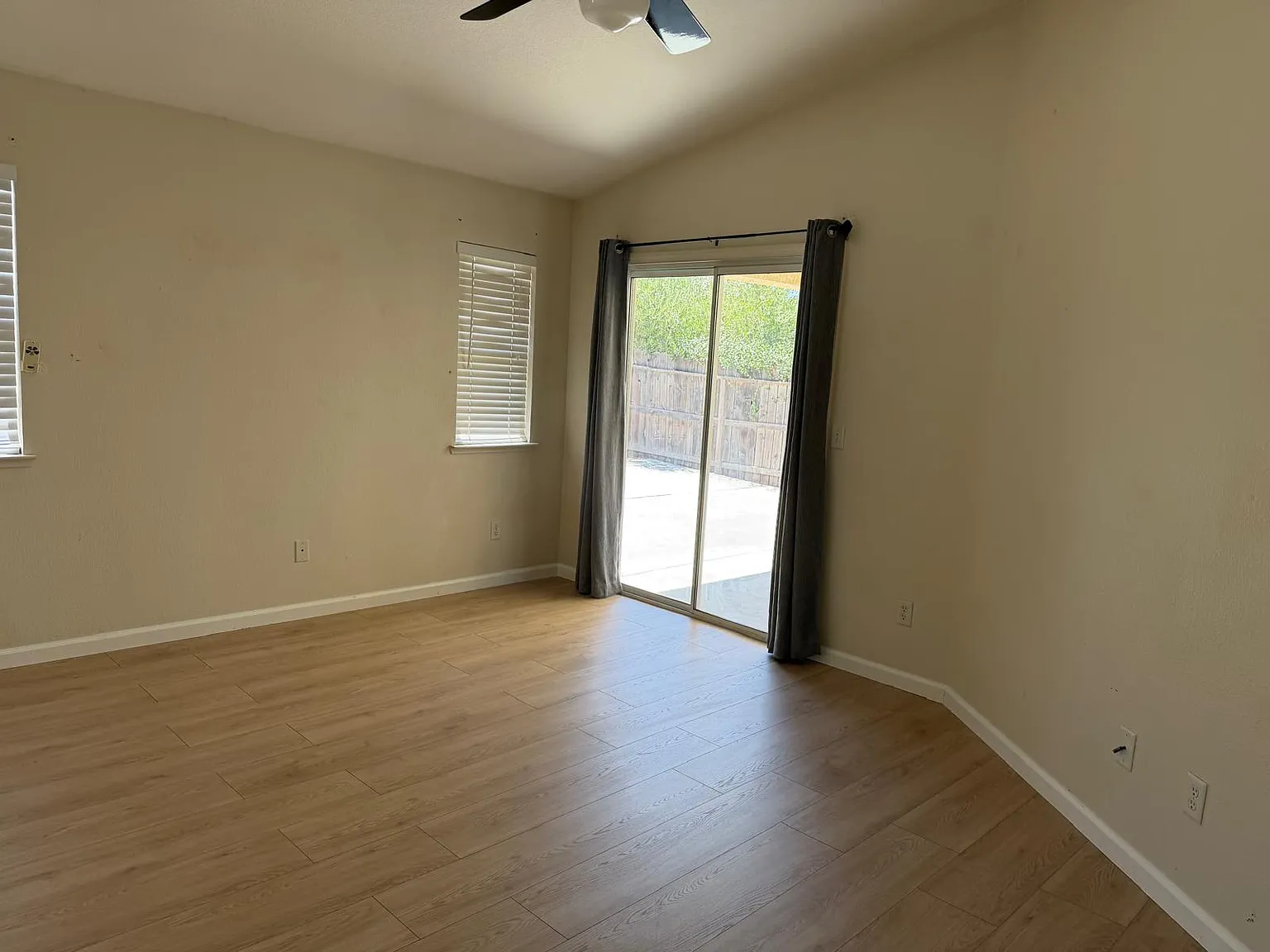 5 bed, 2.5 bath, 1990 sqft, $2,500 — Photo 2