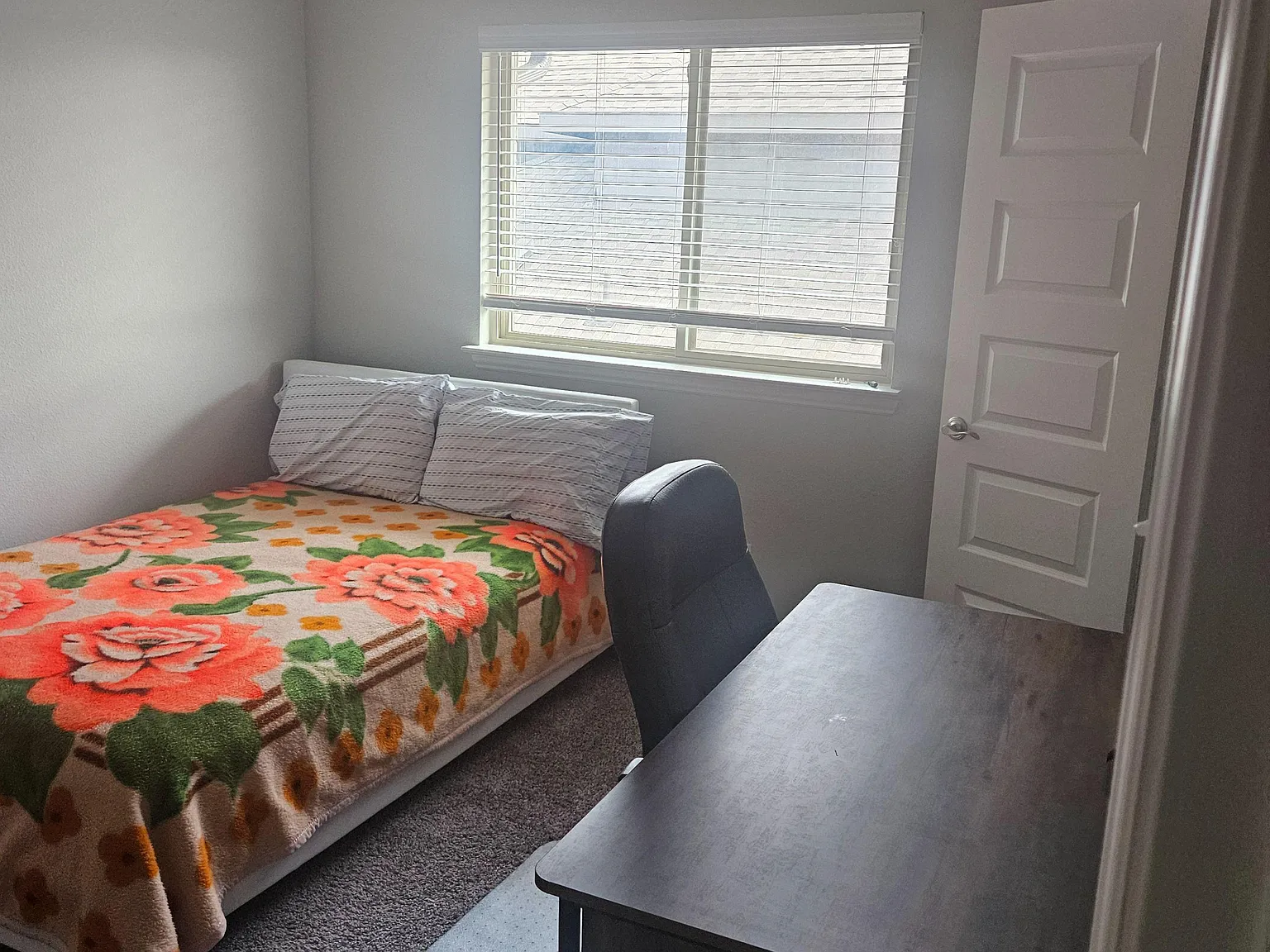 2 bed, 2.0 bath, 2449 sqft, $1,001 — Photo 2