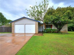 1504 Meadows Dr, Round Rock, TX 78681