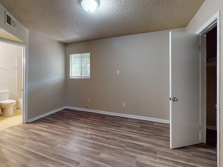 915 S 15th St — Photo 36