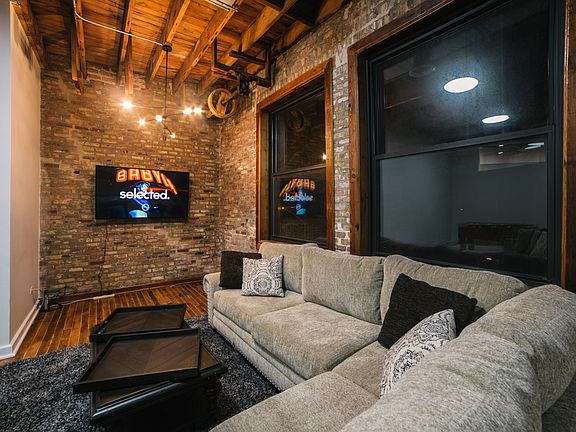 2nd image of 2021 W Race Ave #2NW