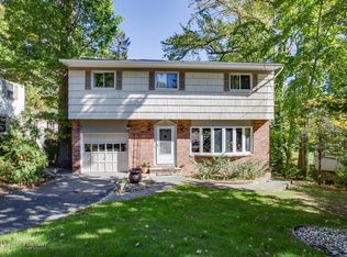 11 Rose Ave, Great Neck, NY 11021