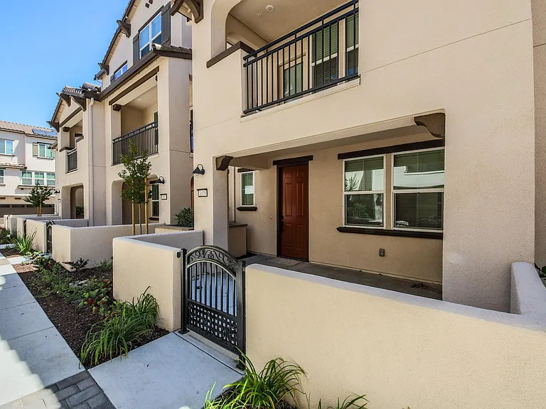 1579 Pratt Pl — Photo 4