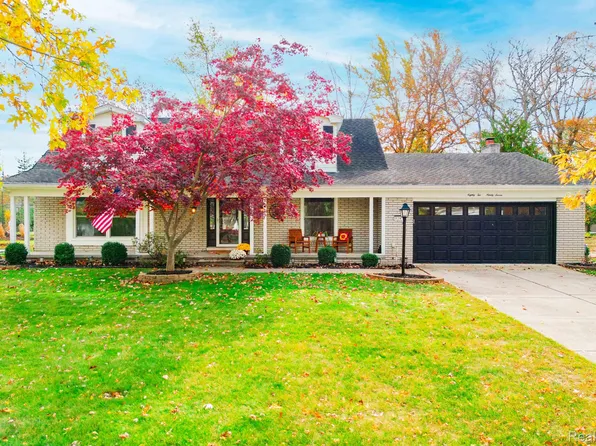 8297 Hampton Rd, Grosse Ile, MI 48138