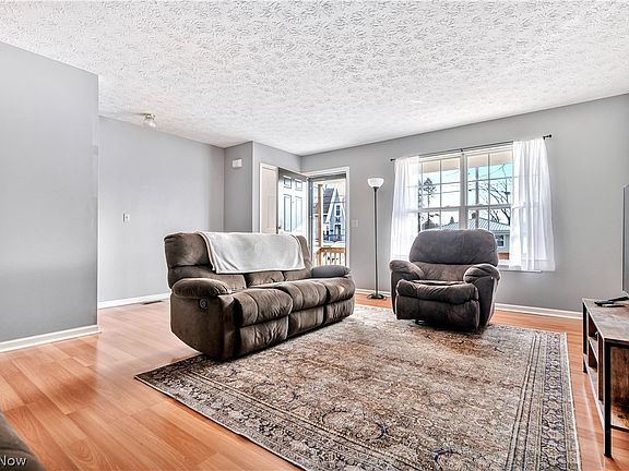 3rd image of 572 Cora Ave
