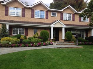 26 Hemlock Rd, Manhasset, NY 11030