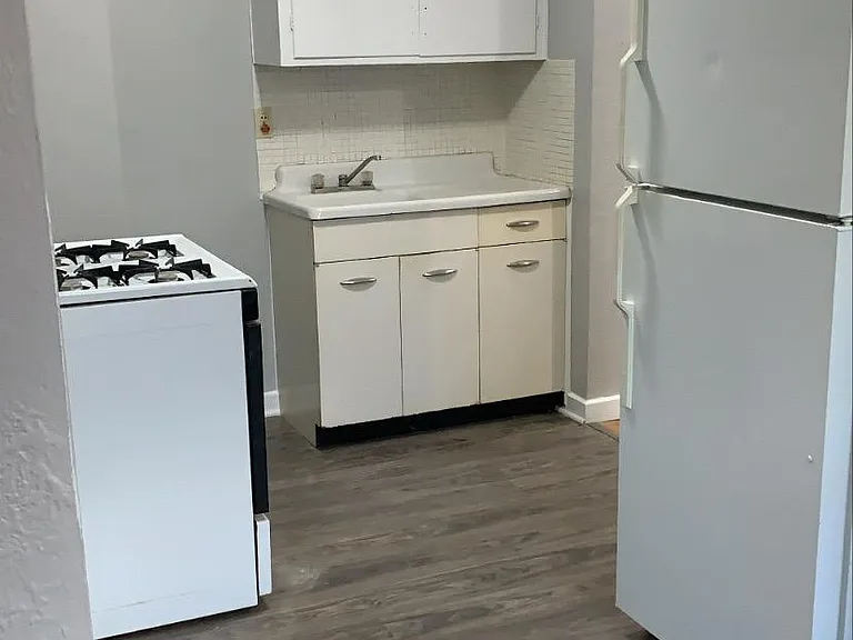 2204 W Alice Ave — Photo 2