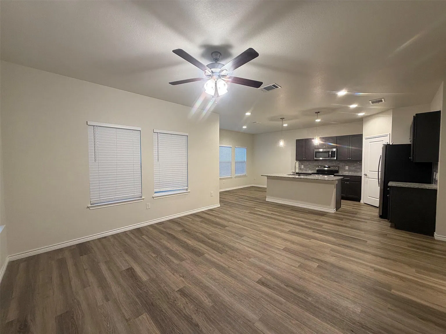 3 bed, 2.5 bath, 1650 sqft, $1,700 — Photo 4