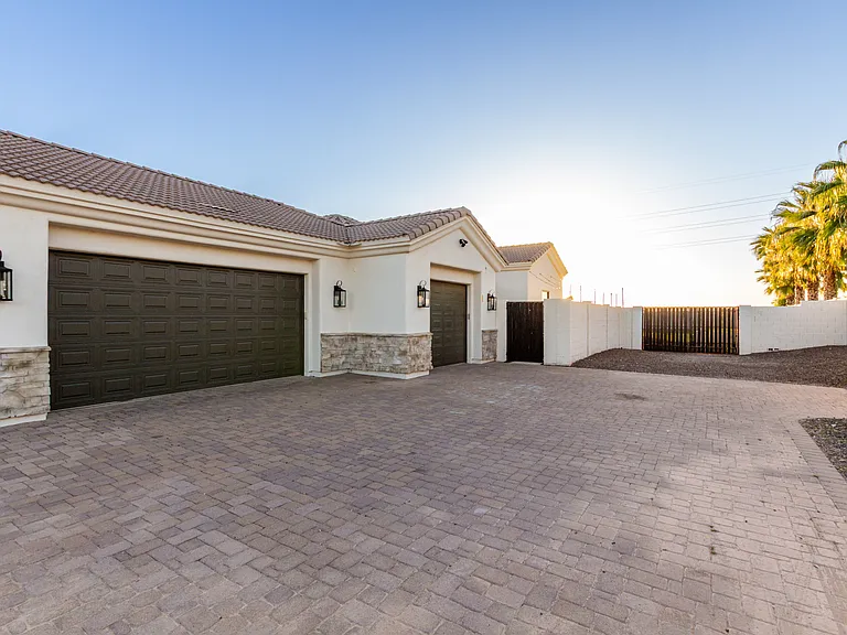 2506 S 186th Dr — Photo 28