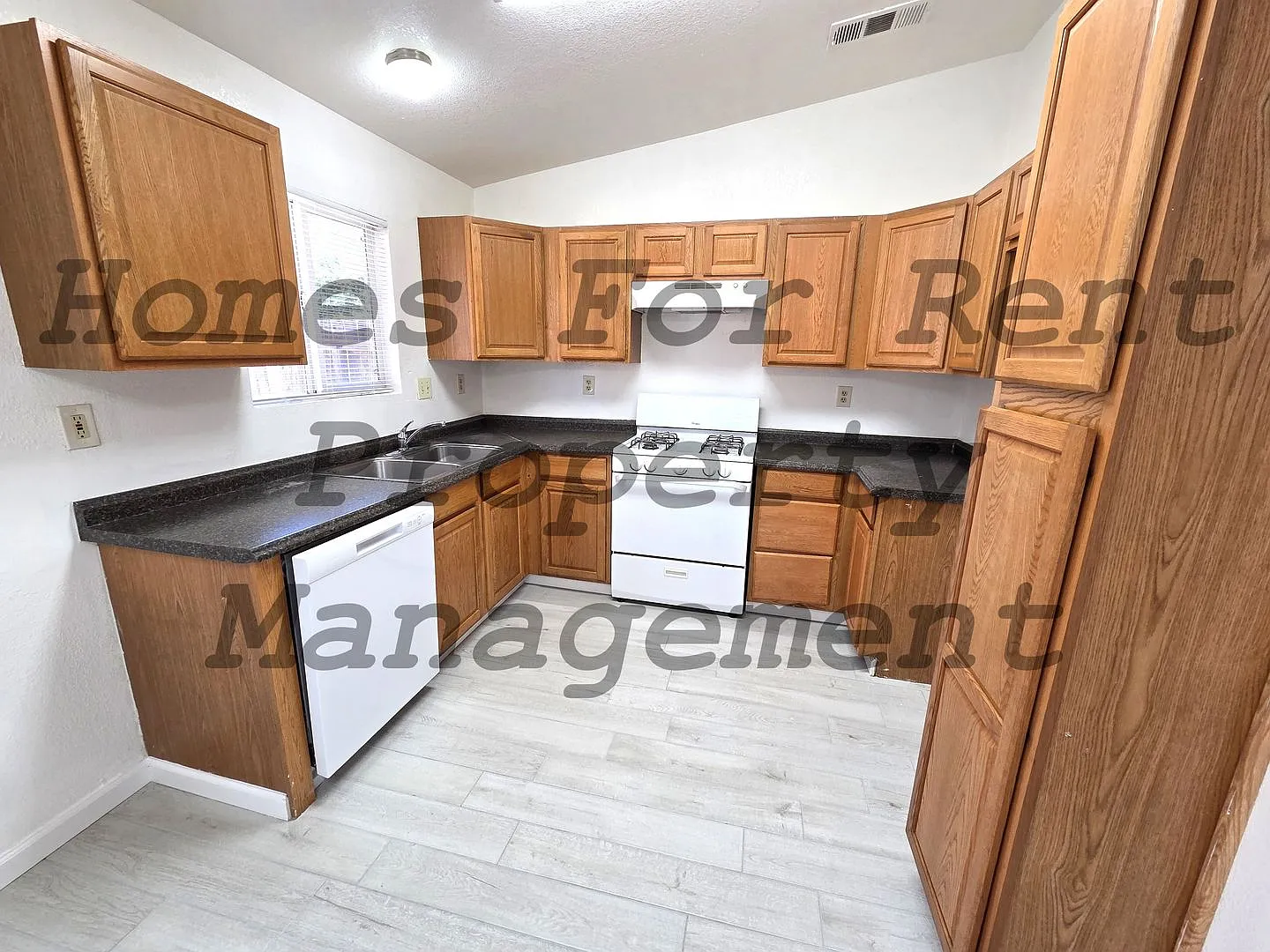 Immaculate 3 Bedroom 2 Bath Home — Photo 4