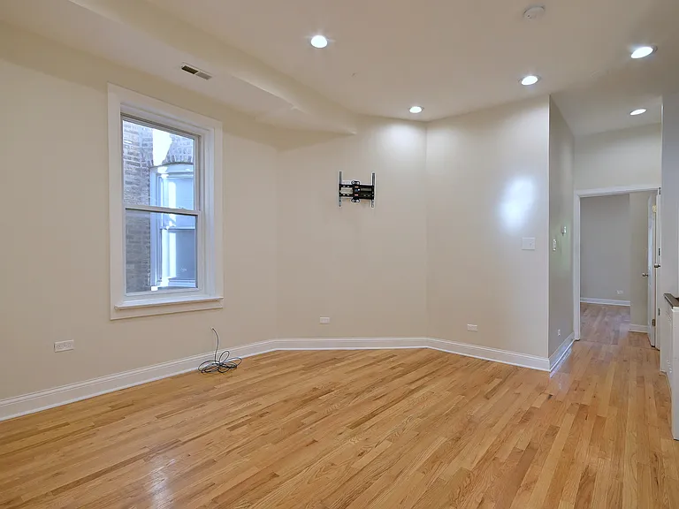 233 N Sacramento Blvd — Photo 24