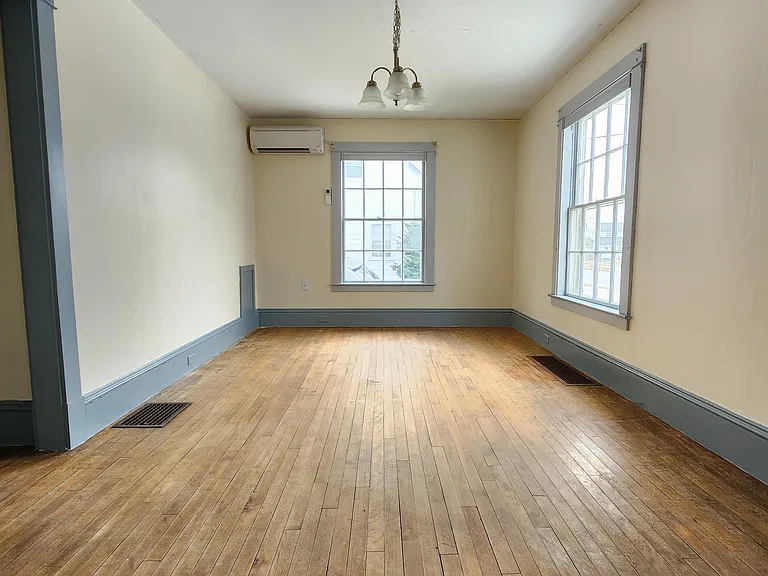 281 Wilson St — Photo 1