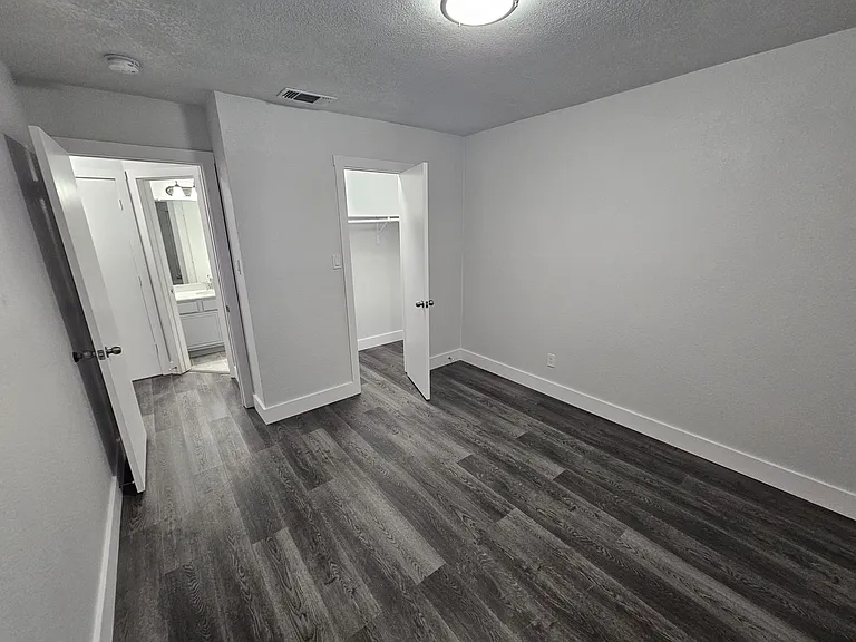 919 Crestwood Dr — Photo 10