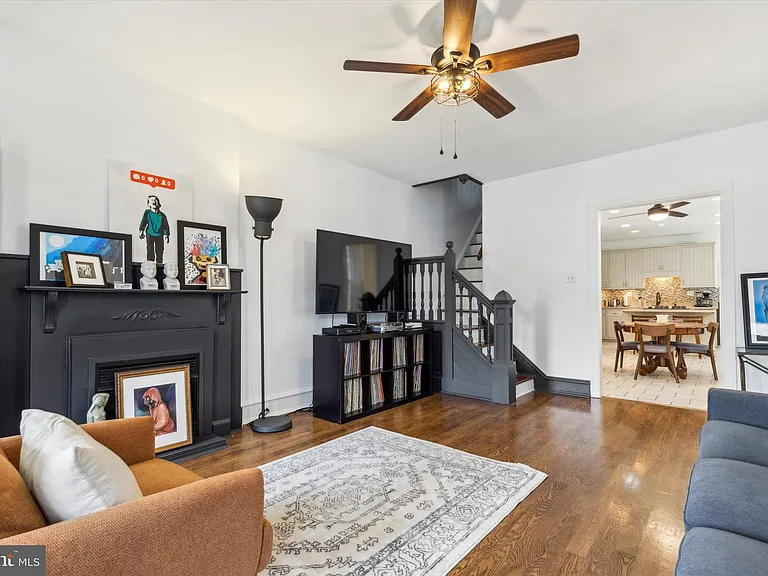 460 Martin St — Photo 2