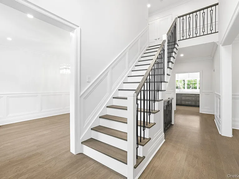229A Soundview Ave — Photo 2