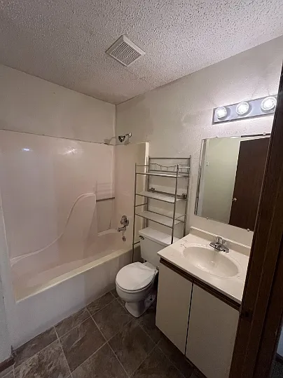516 Cantebury Dr #B — Photo 8