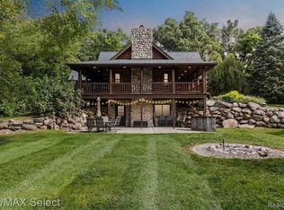 8228 Center Rd, Fenton, MI 48430