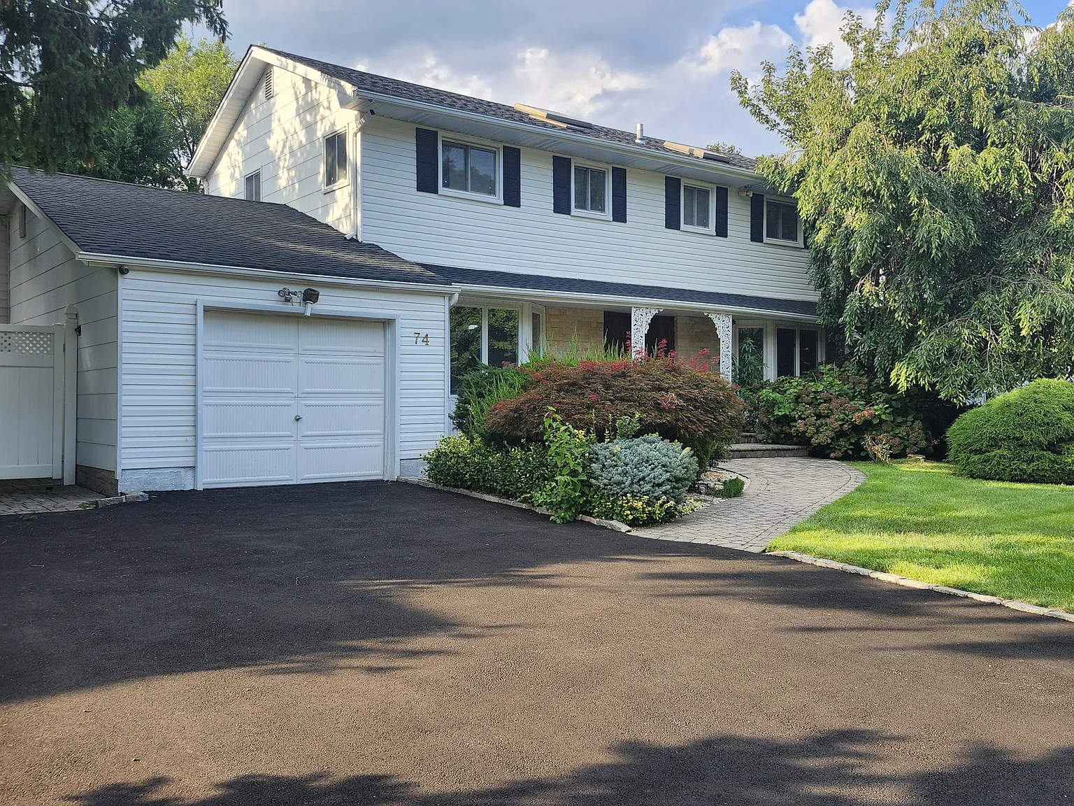 4 bed, 2.5 bath, 2384 sqft, $6,500 — Photo 1