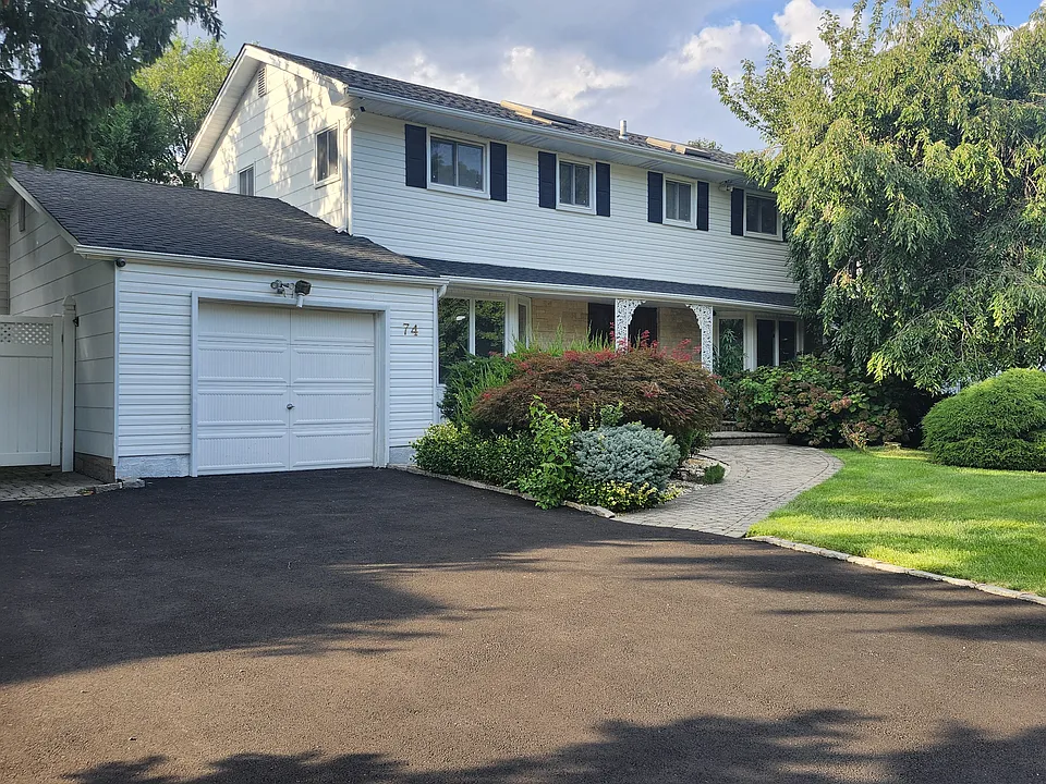 74 Rockland Dr