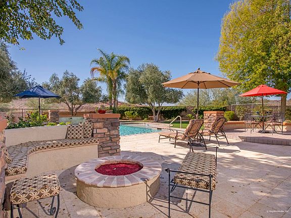 4_Fire Pit with Built-in Seating