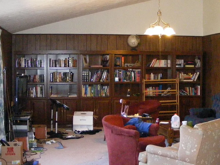 Very large and carpeted family room with built-in bookshelf