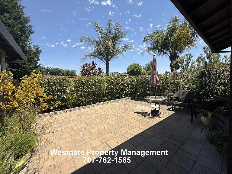 400 Smith Ct — Photo 4