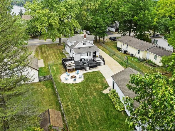 593 Heights Rd, Lake Orion, MI 48362