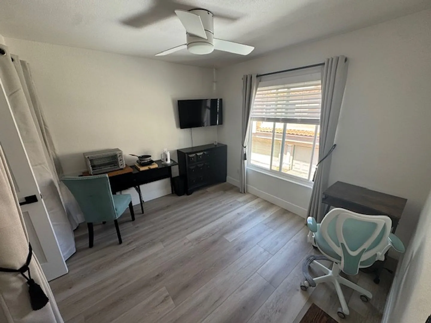 Furnished Bedroom rental with Bonus Kitchenette and office room — Photo 3