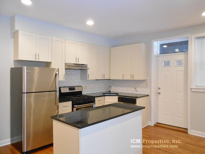 1st image of 853 W Cornelia Ave #F1