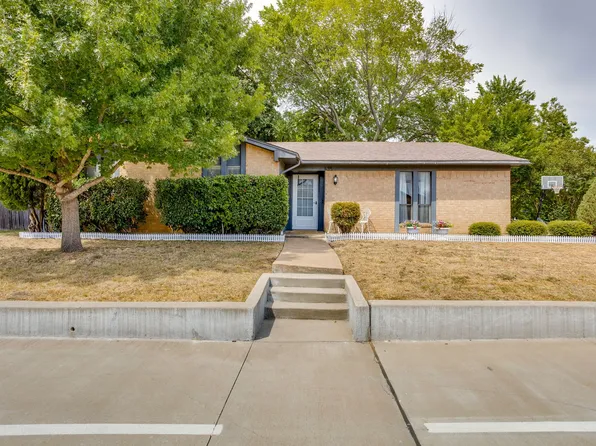 435 SE Gardens Blvd, Burleson, TX 76028