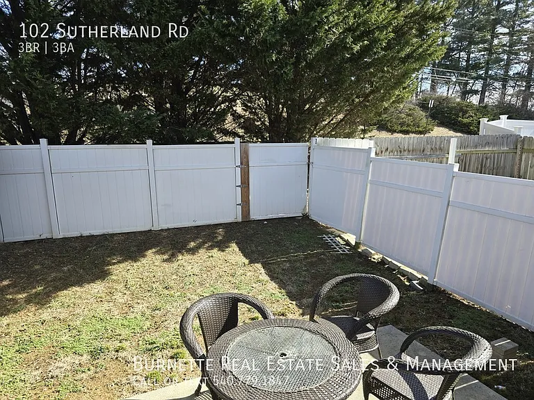 102 Sutherland Dr — Photo 22