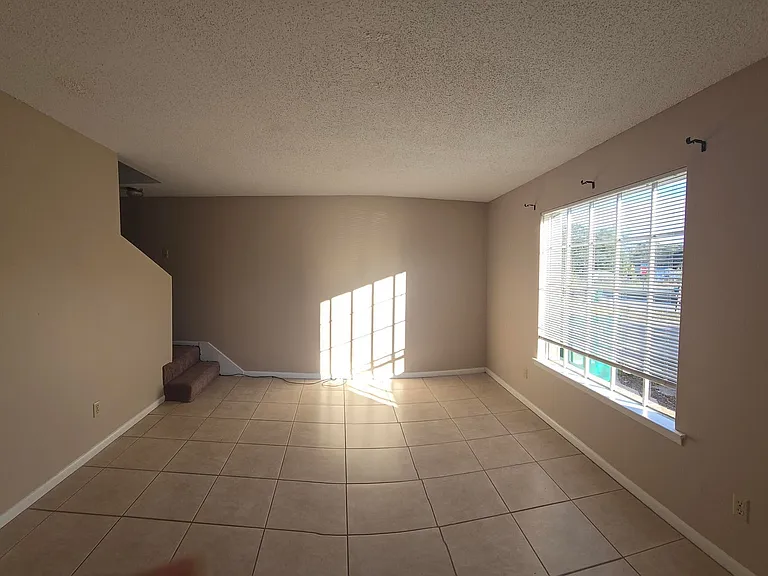 106 Valencia Dr — Photo 9