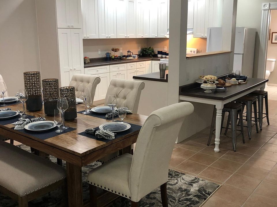 Dining Area and Open floorplan kitchen with breakfast bar!
