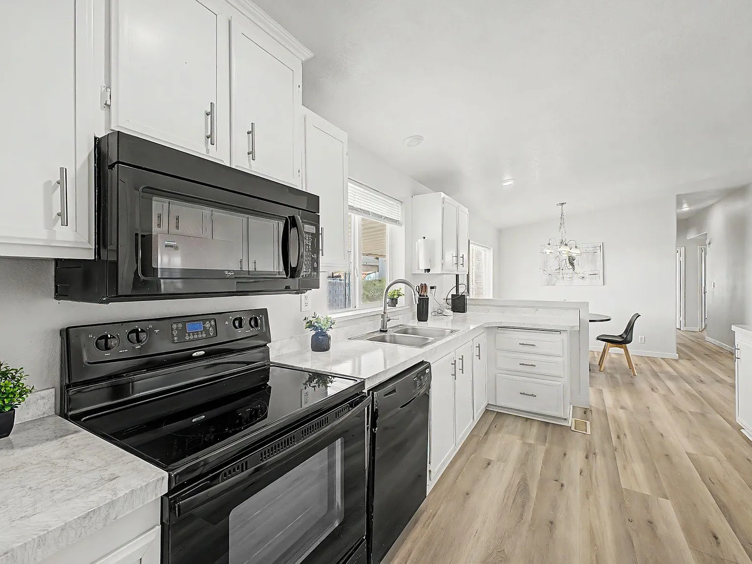 4 bed, 2.0 bath, 1800 sqft, $797 — Photo 4