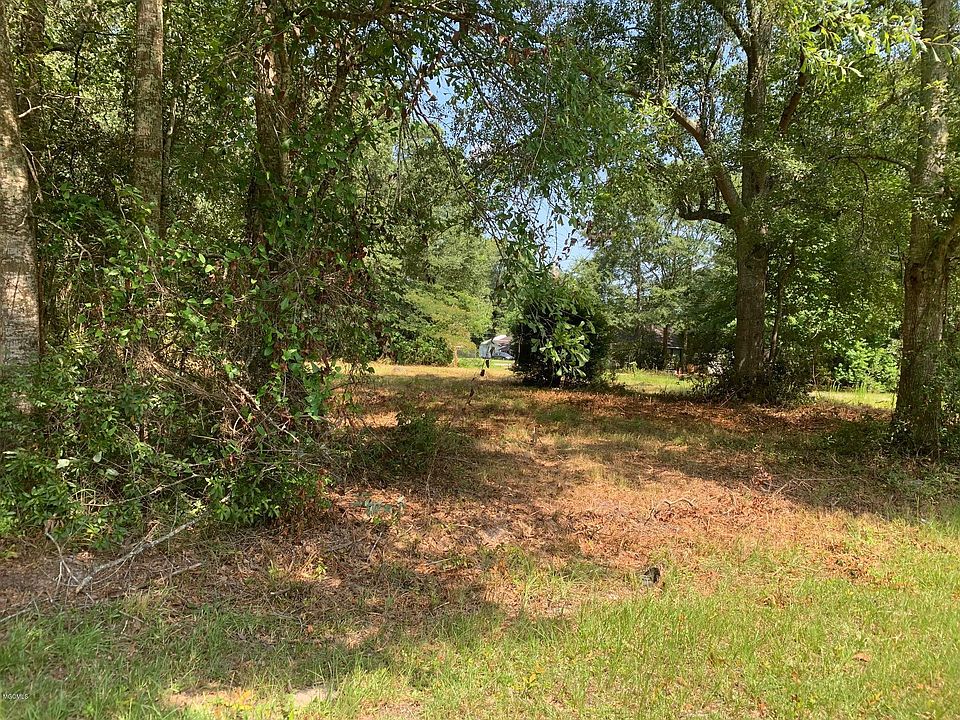 2nd image of 601 Roberson Ln