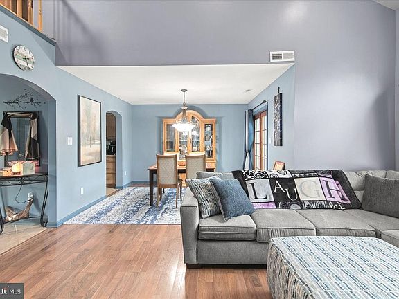 3rd image of 35 Parkview Way