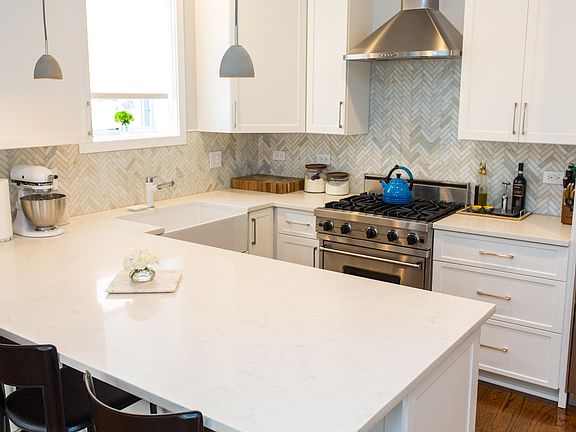 2nd image of 1115 N Hermitage Ave APT 2A