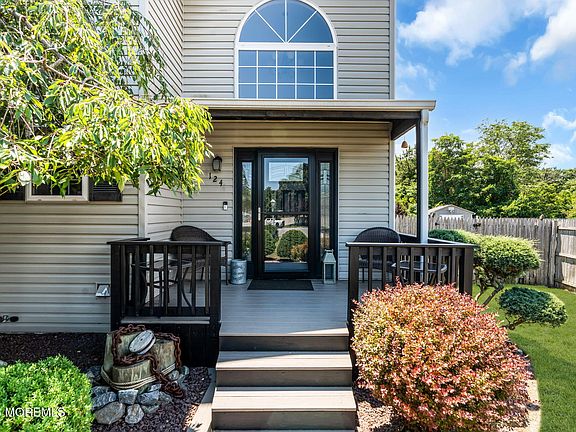 3rd image of 124 Atrium Drive