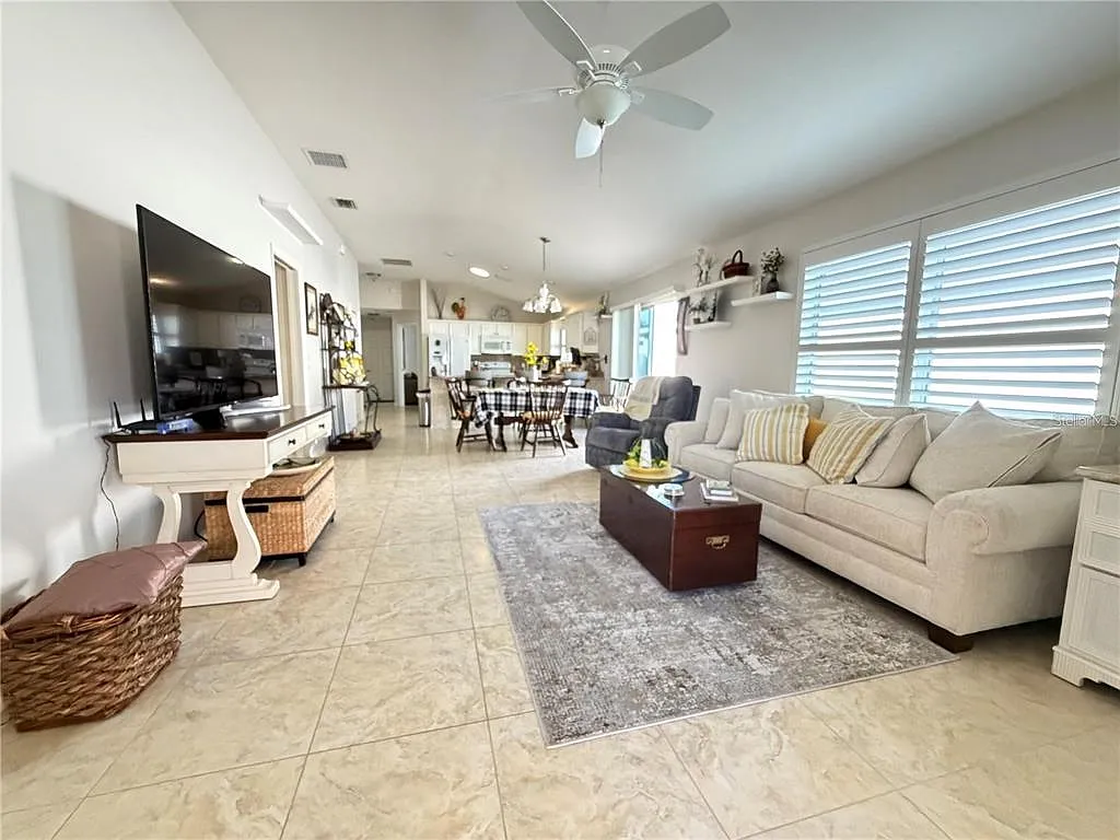 3 bed, 2.0 bath, 1398 sqft, $2,300 — Photo 3