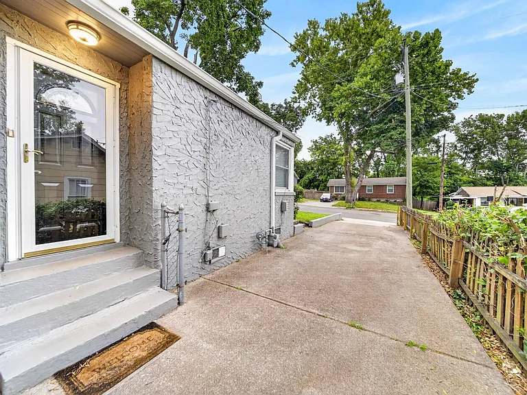 2209 Lindell Ave — Photo 9