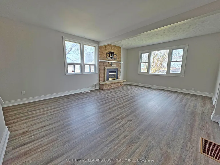 500 The Queensway S — Photo 14