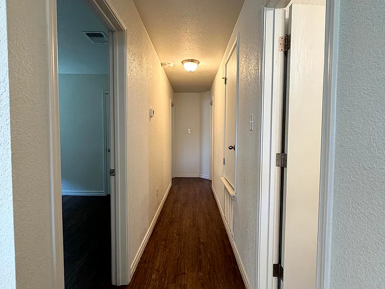 1511 Justin Loop #B — Photo 5