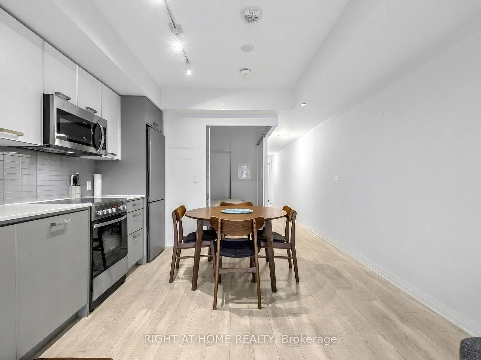 1630 Queen St E — Photo 4